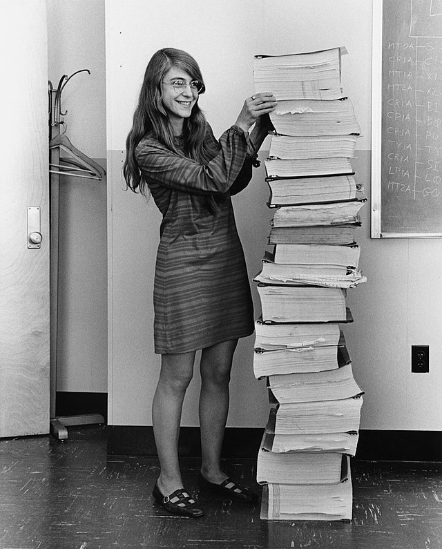 die junge Margaret Hamilton und ihr Code für die Apollo Mission