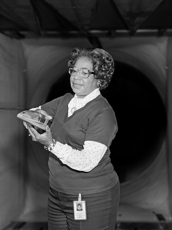 Mary Jackson im Windkanal mit einem Modell in der Hand